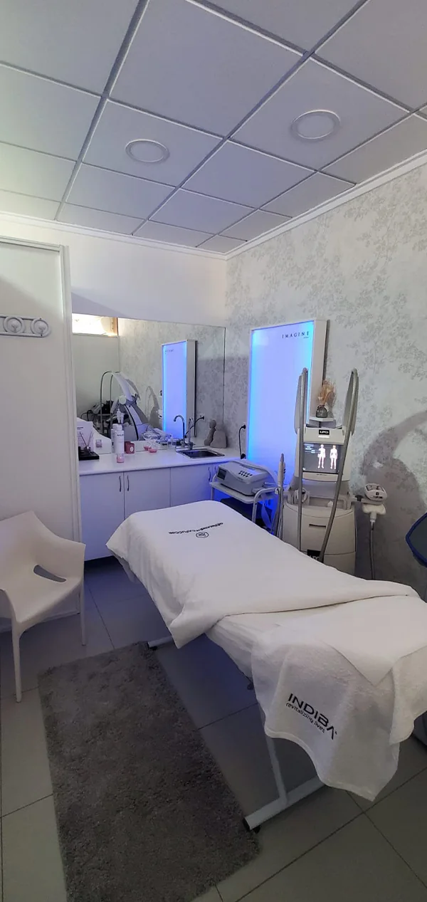 Cabina de tratamientos de CB Beauty & Esthetic con camilla, equipo INDIBA y equipo LPG
