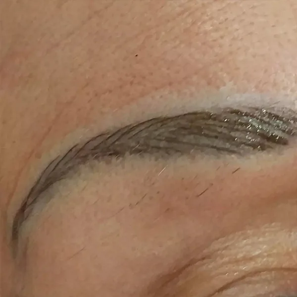 Ceja con micropigmentación pelo a pelo de acabado natural